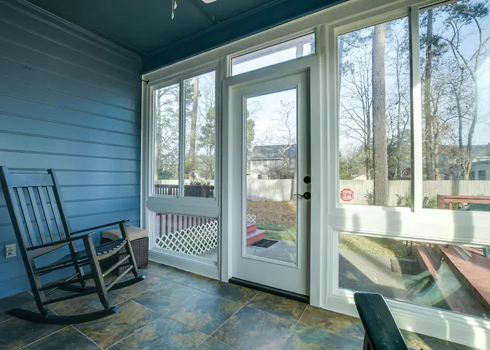 Lovely Fayetteville Home Deck And Fireplace!