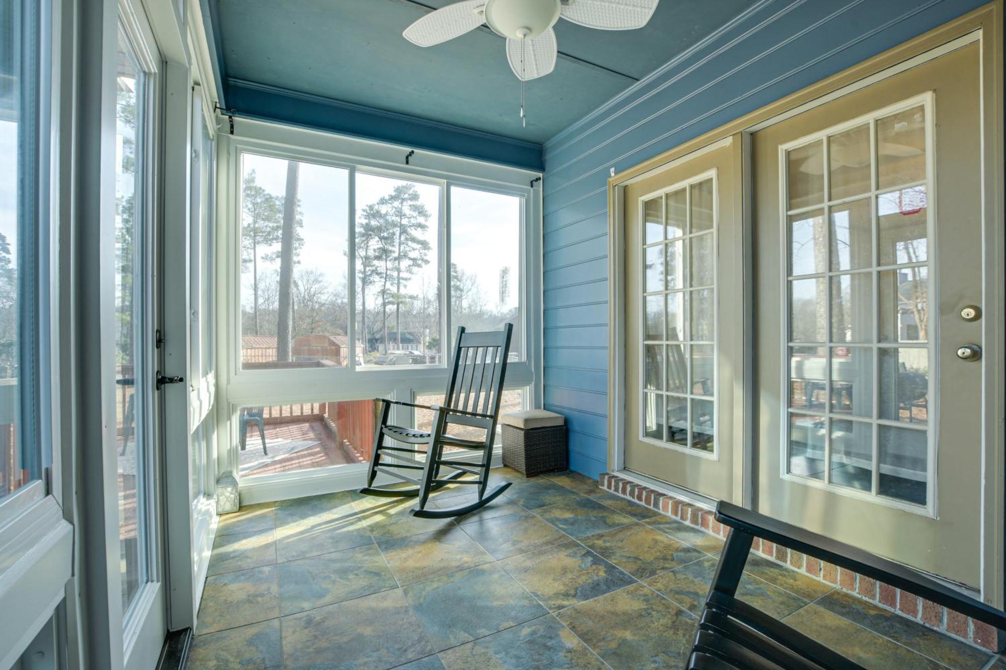 Lovely Deck And Fireplace! *